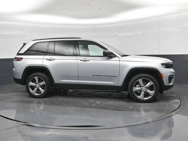 Used 2025 Jeep Grand Cherokee Limited w/ Black Appearance Package AWD/4WD image 34