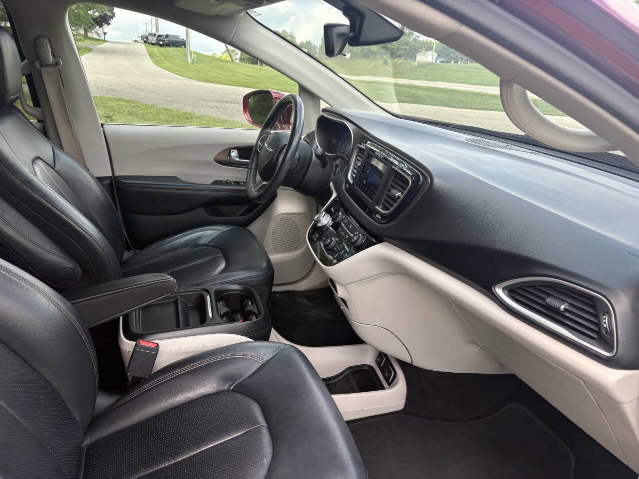 Used 2018 Chrysler Pacifica Touring-L FWD image 39
