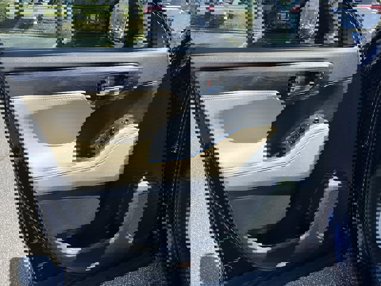 Used 2023 Toyota Highlander Limited image 14