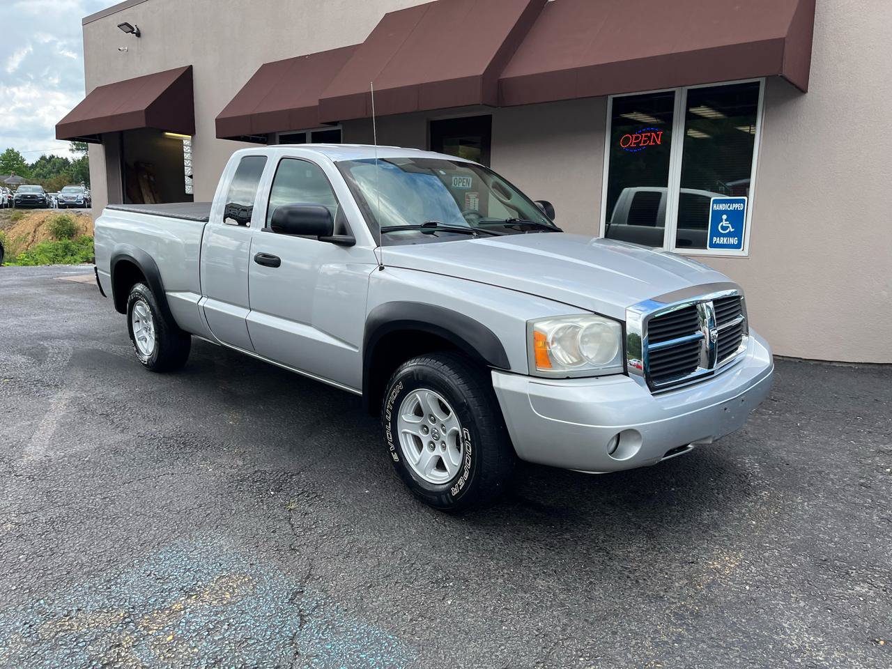 Used 2007 Dodge Dakota SLT w/ Trailer Tow Group RWD image 3