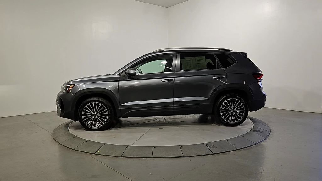 Certified 2025 Volkswagen Taos SE FWD image 2