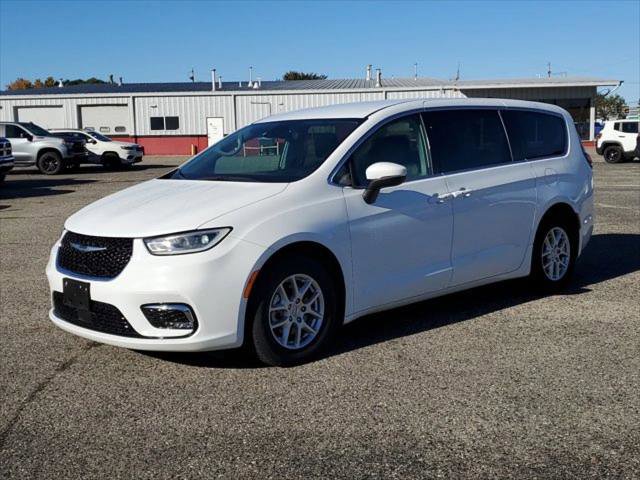 Certified 2023 Chrysler Pacifica Touring-L image 2