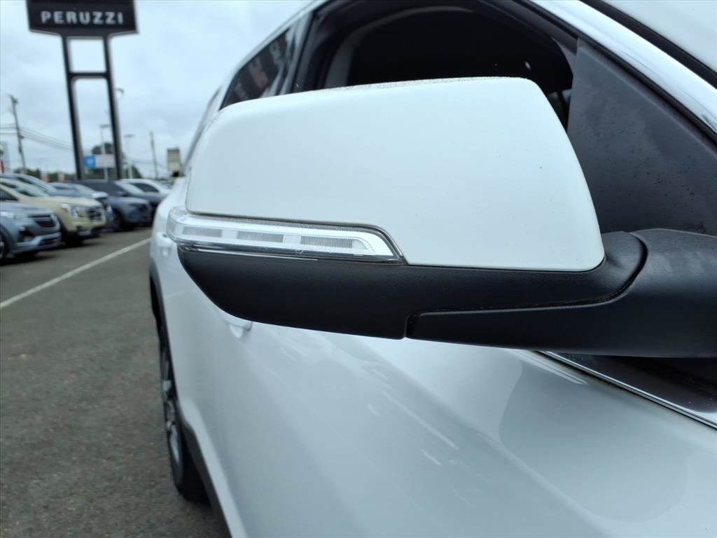 Certified 2023 GMC Acadia SLE w/ Driver Convenience Package image 11