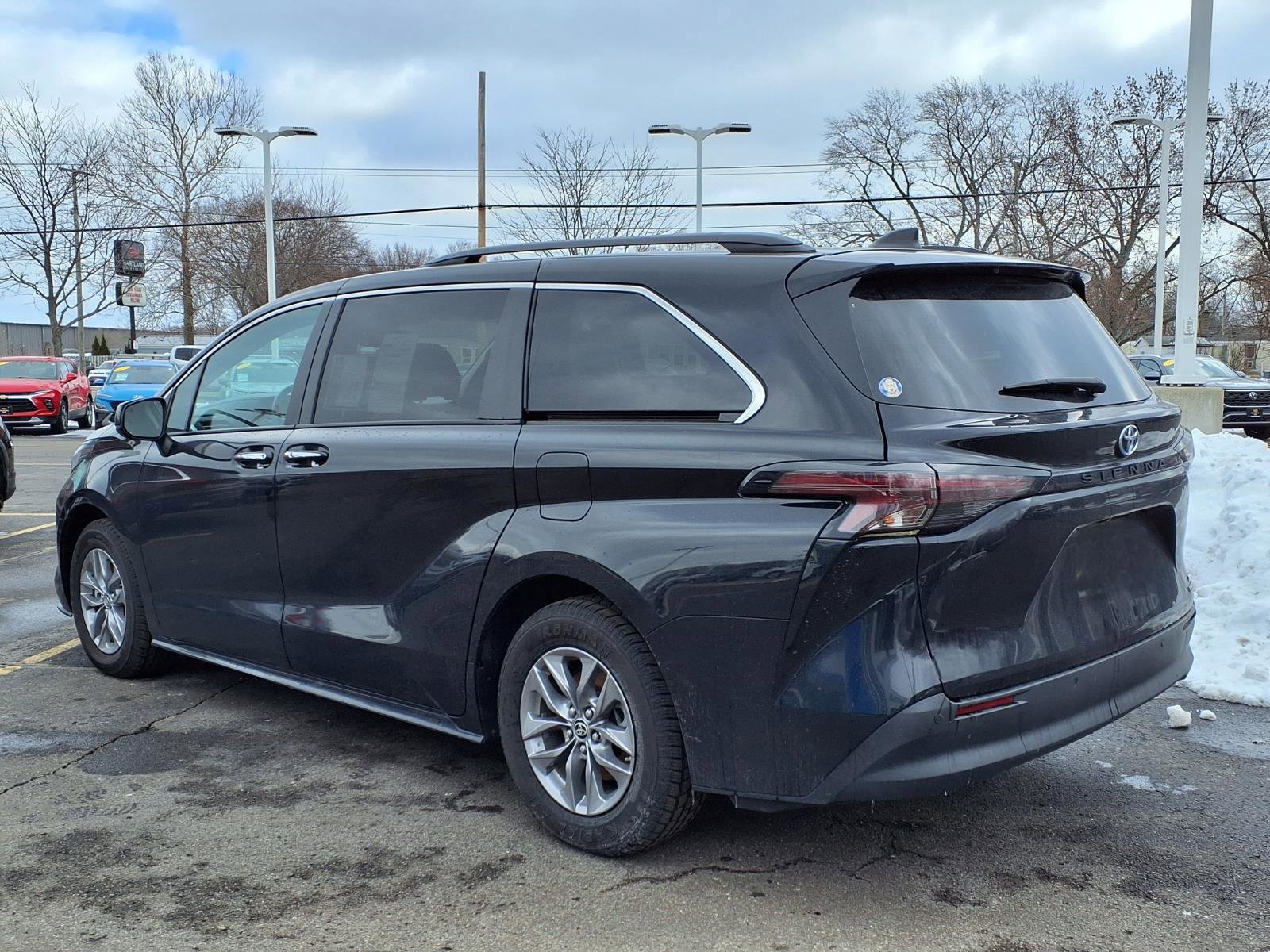 Used 2024 Toyota Sienna XLE image 9