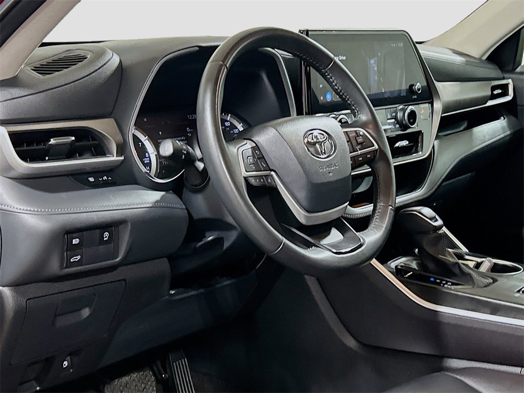 Used 2024 Toyota Highlander XLE image 7