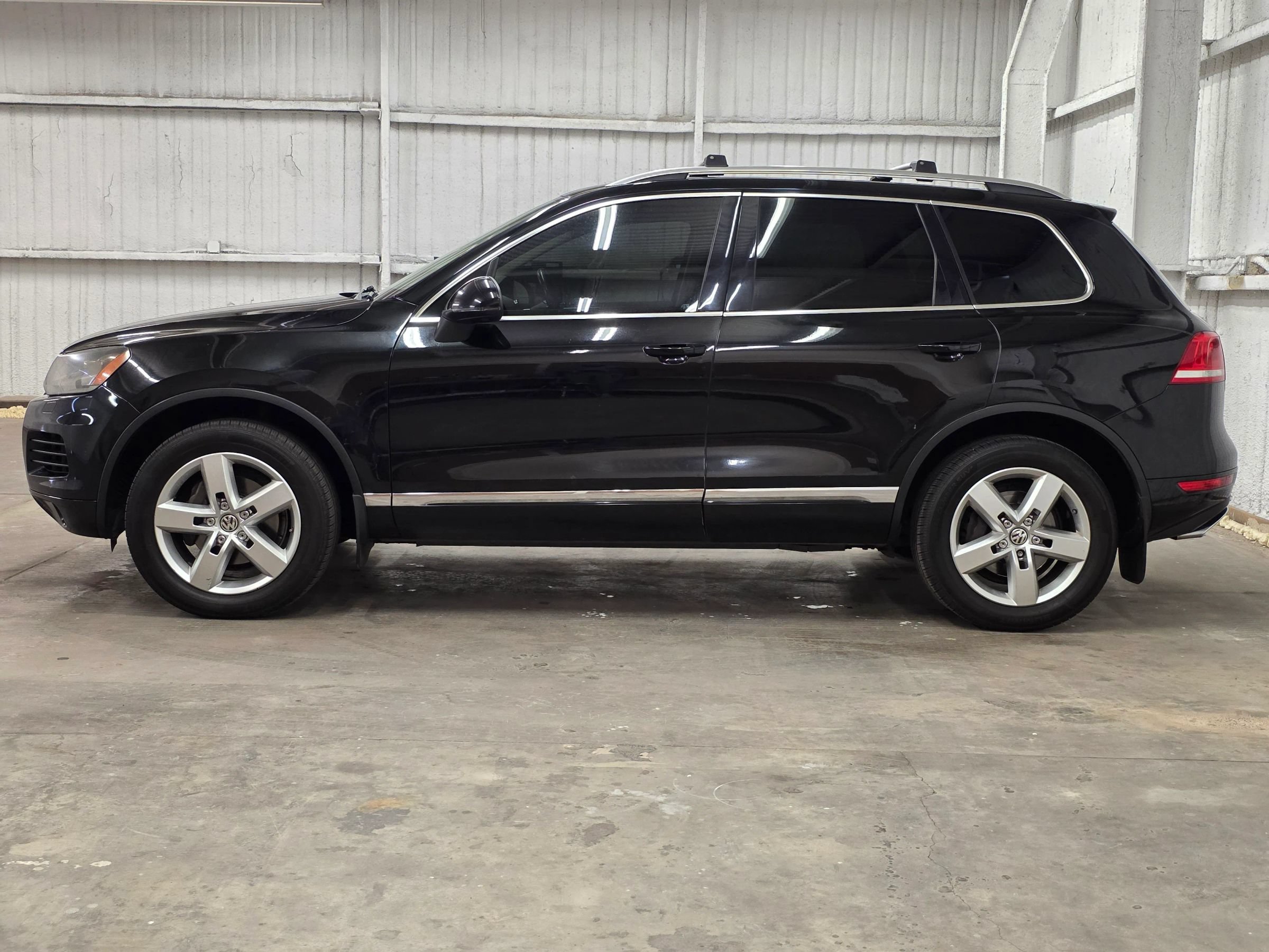Used 2013 Volkswagen Touareg TDI AWD/4WD image 6