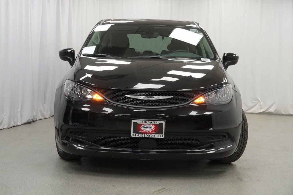 Used 2023 Chrysler Voyager LX image 7