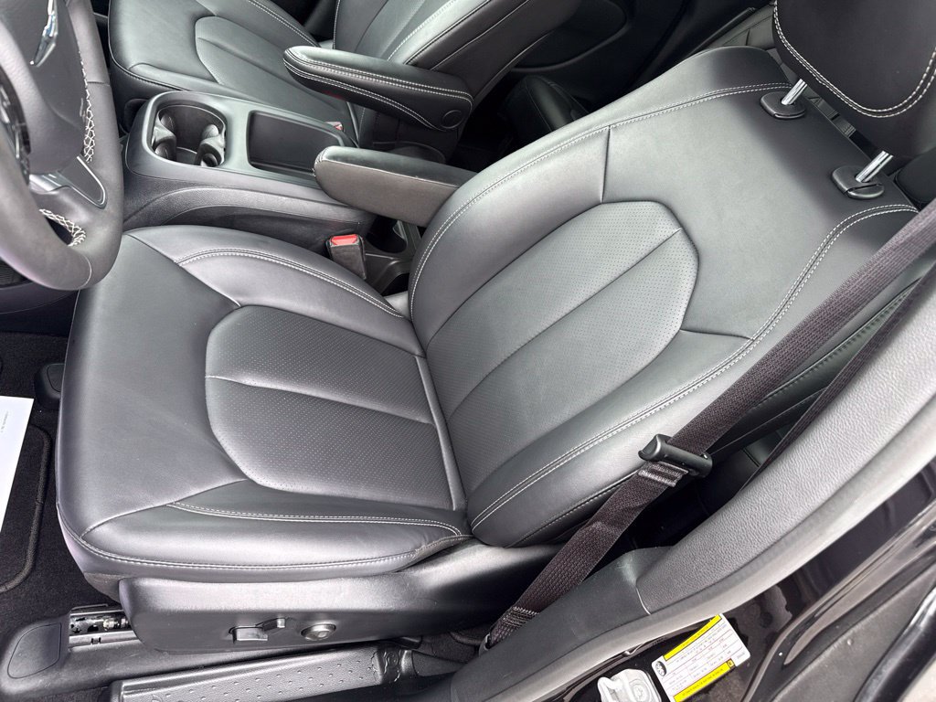 Used 2025 Chrysler Pacifica Select FWD image 5