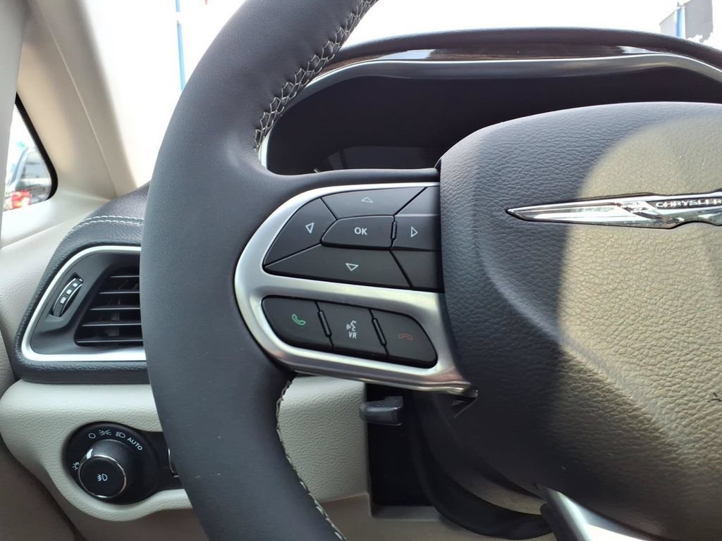 Used 2023 Chrysler Pacifica Limited AWD/4WD image 17