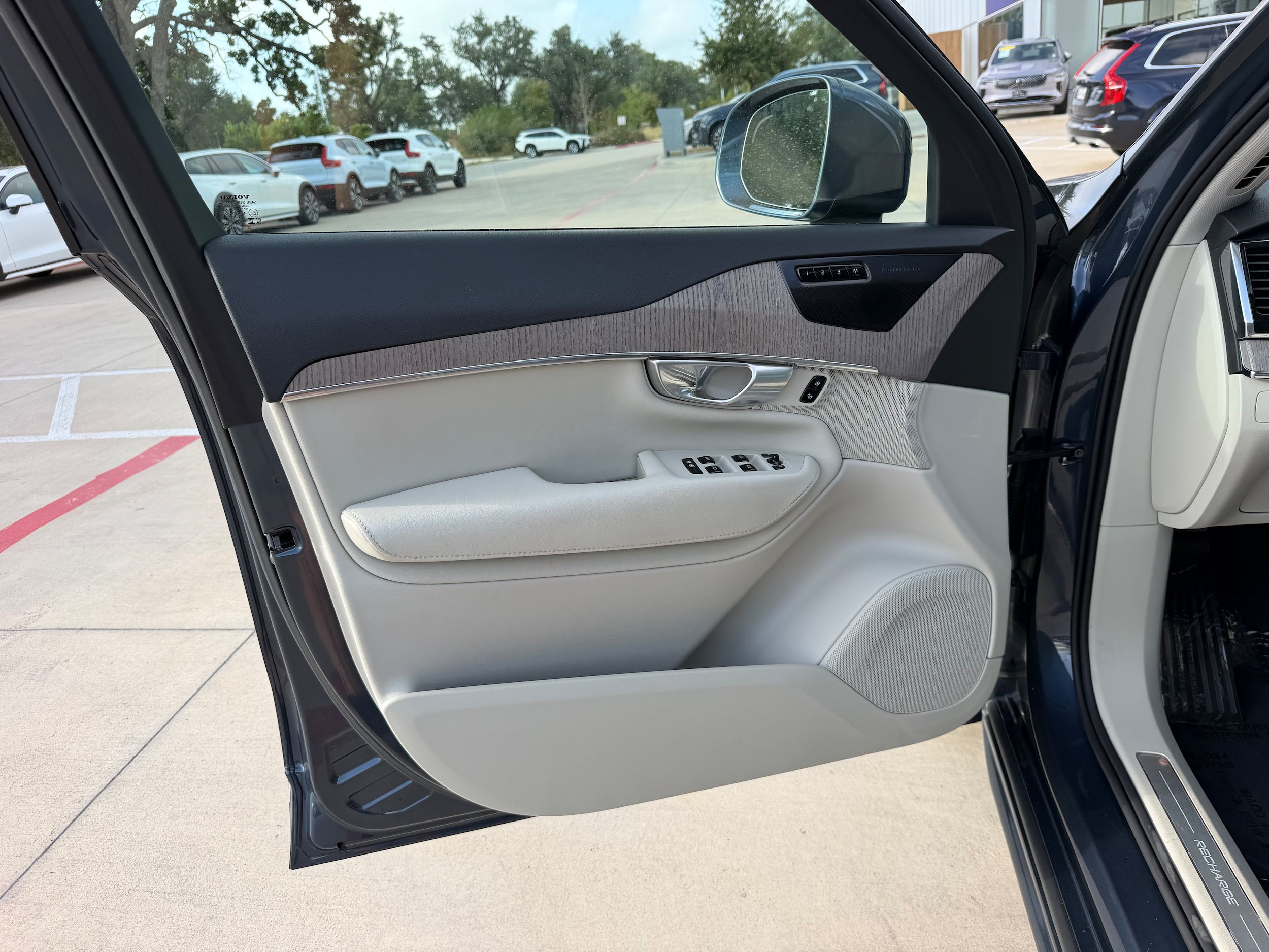 Certified 2024 Volvo XC90 T8 Plus AWD/4WD image 23