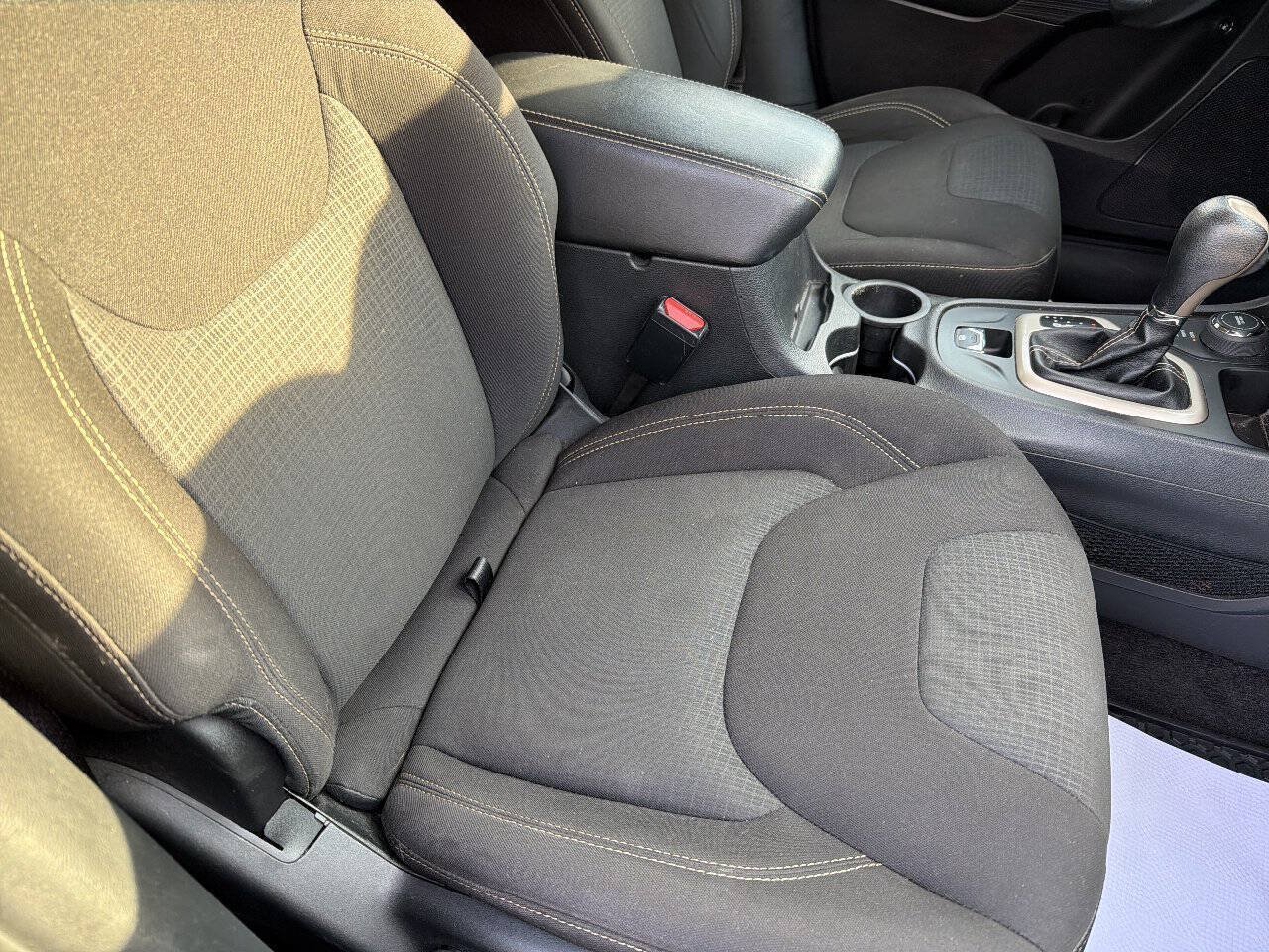Used 2016 Jeep Cherokee Latitude w/ Cold Weather Group AWD/4WD image 31