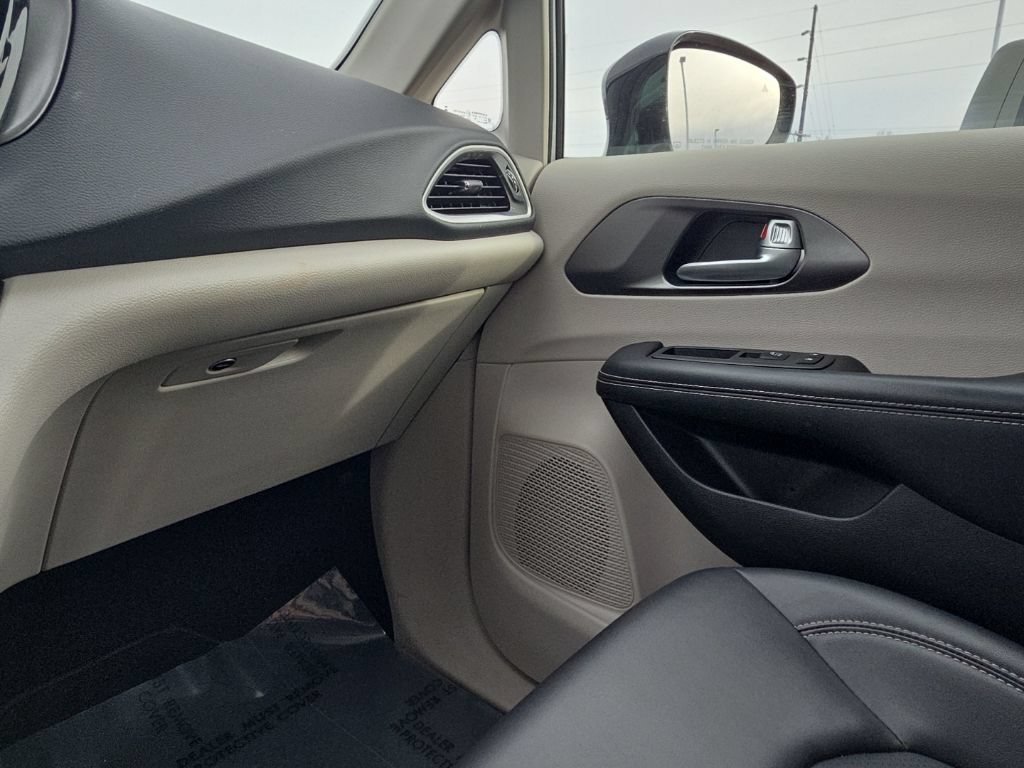 Used 2024 Chrysler Pacifica Touring-L FWD image 18