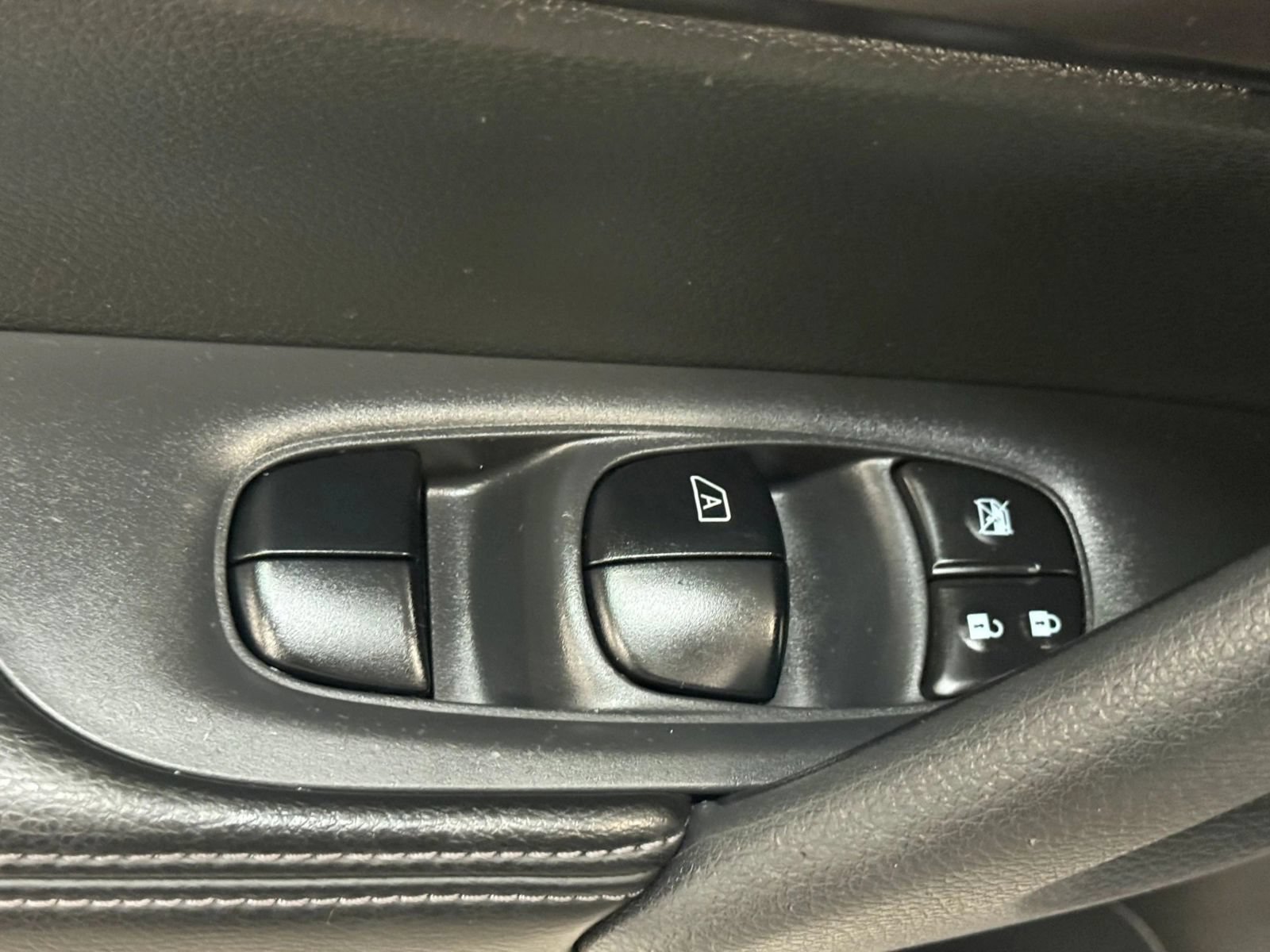 Used 2016 Nissan Rogue SV w/ SV Premium Package AWD/4WD image 26
