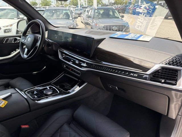 Used 2024 BMW X5 xDrive50e AWD/4WD image 18