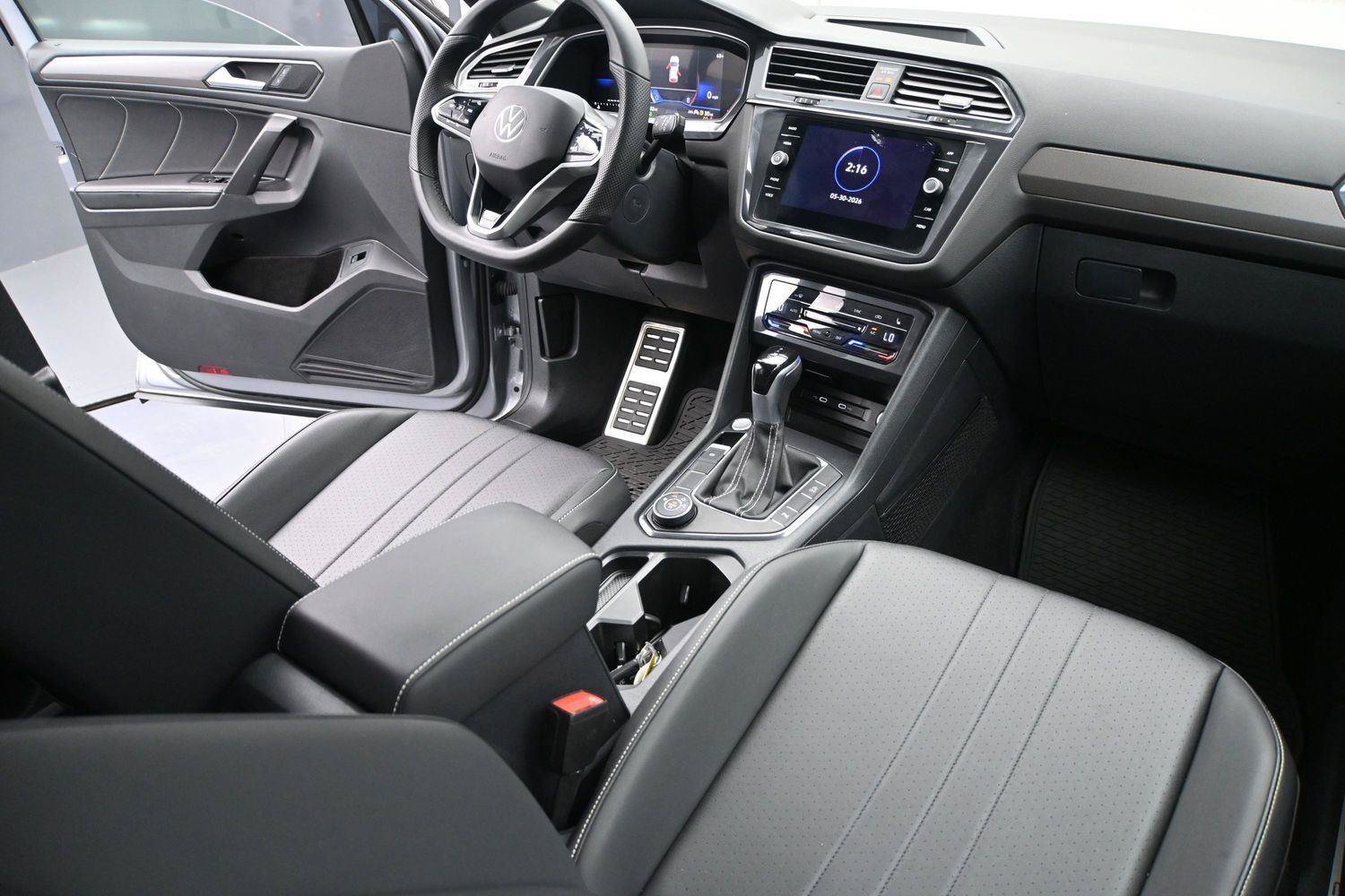 Used 2024 Volkswagen Tiguan SE R-Line AWD/4WD image 19