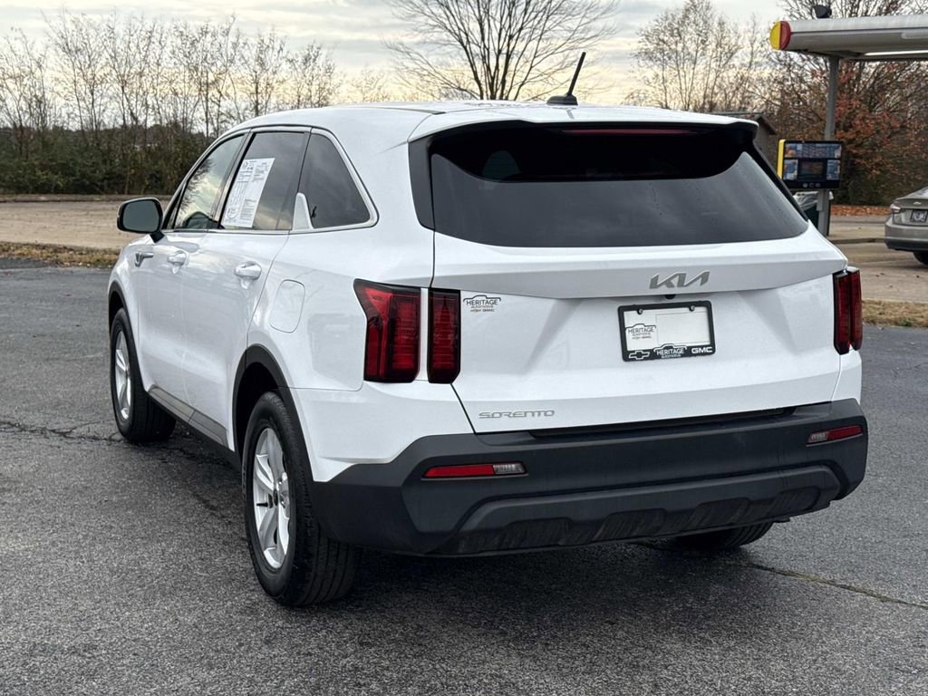Used 2023 Kia Sorento LX image 5