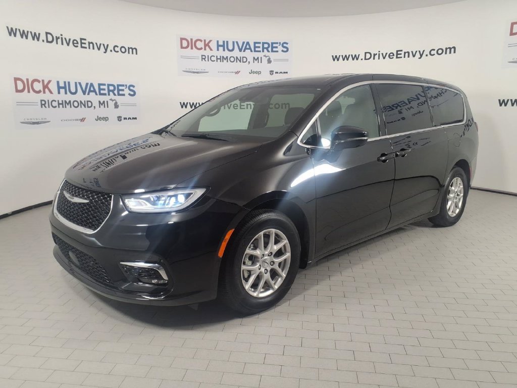 Used 2025 Chrysler Pacifica Select w/ Uconnect Theater Family Group