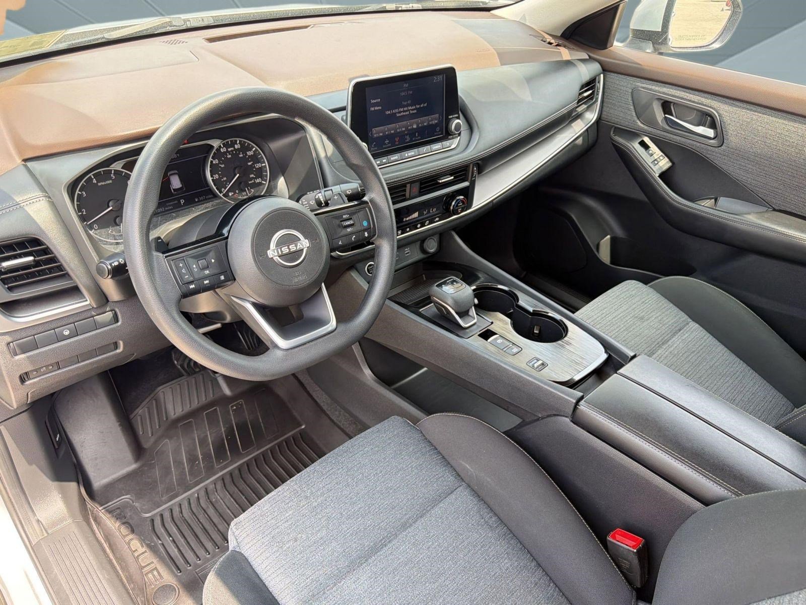 Used 2023 Nissan Rogue SV FWD image 4