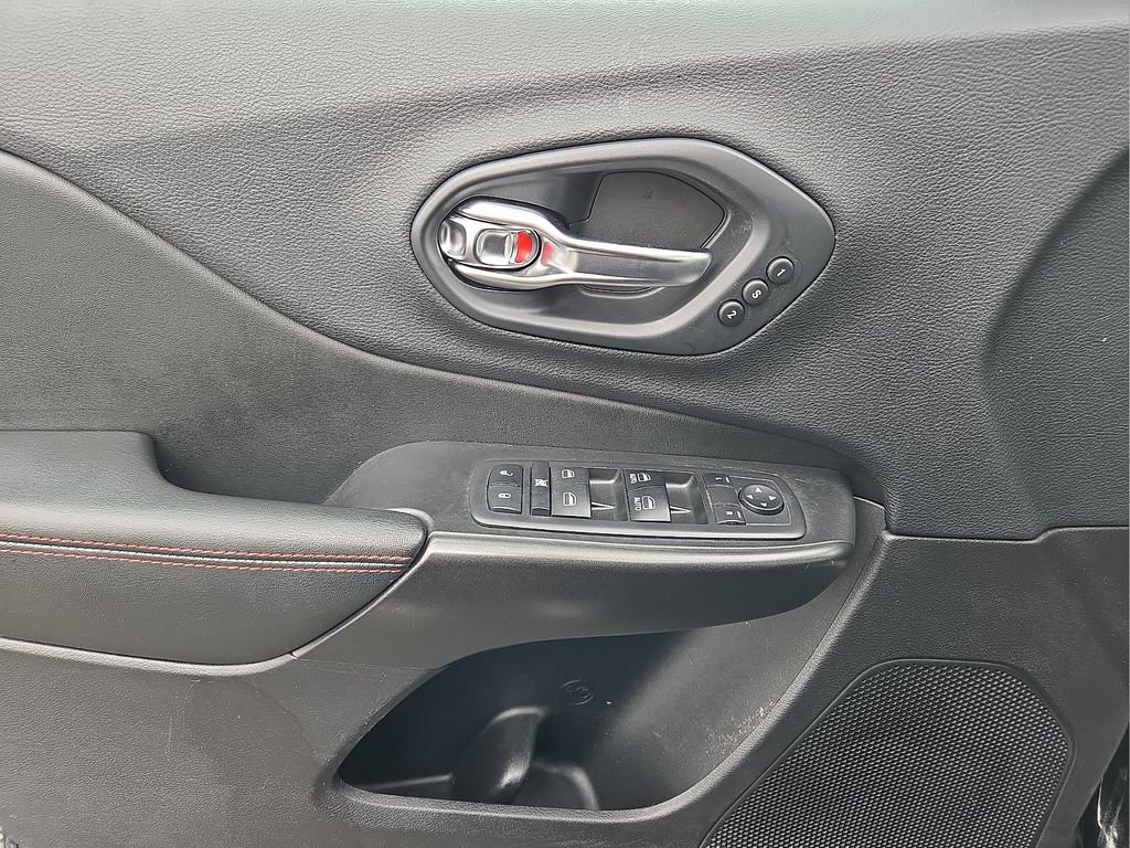 Used 2019 Jeep Cherokee Trailhawk AWD/4WD image 13