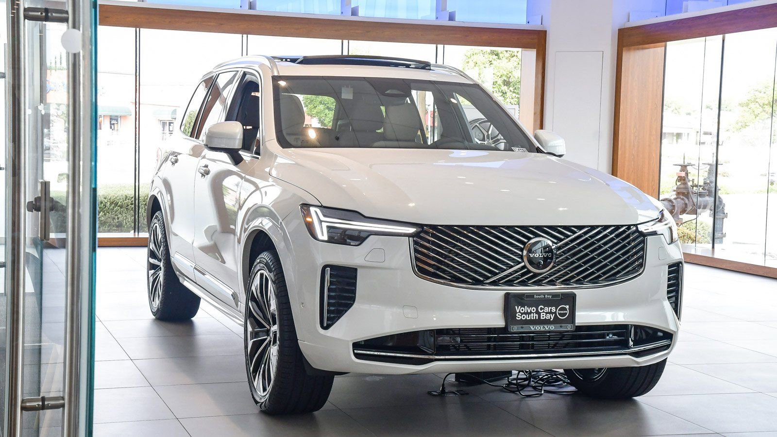 Used 2025 Volvo XC90 B5 Plus w/ Protection Package Premier image 3