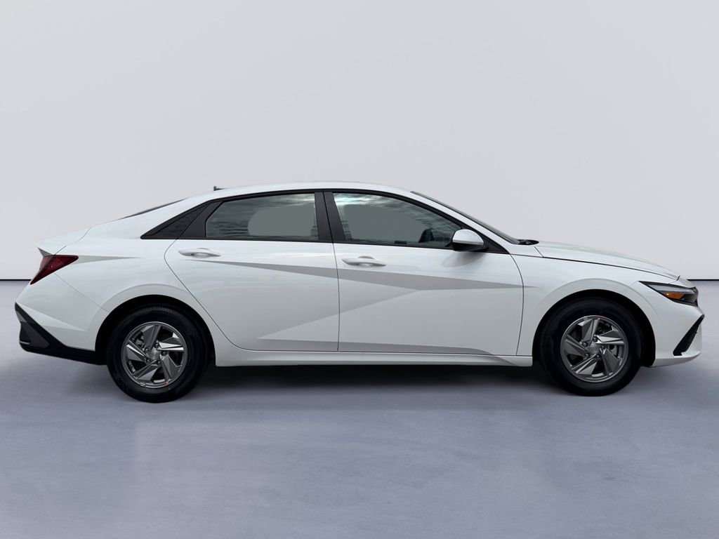 New 2026 Hyundai Elantra SE FWD image 2
