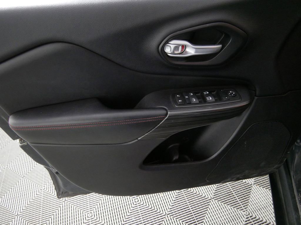 Used 2016 Jeep Cherokee Trailhawk w/ Cold Weather Group image 12
