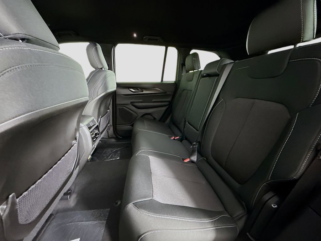 New 2025 Jeep Grand Cherokee Laredo image 11