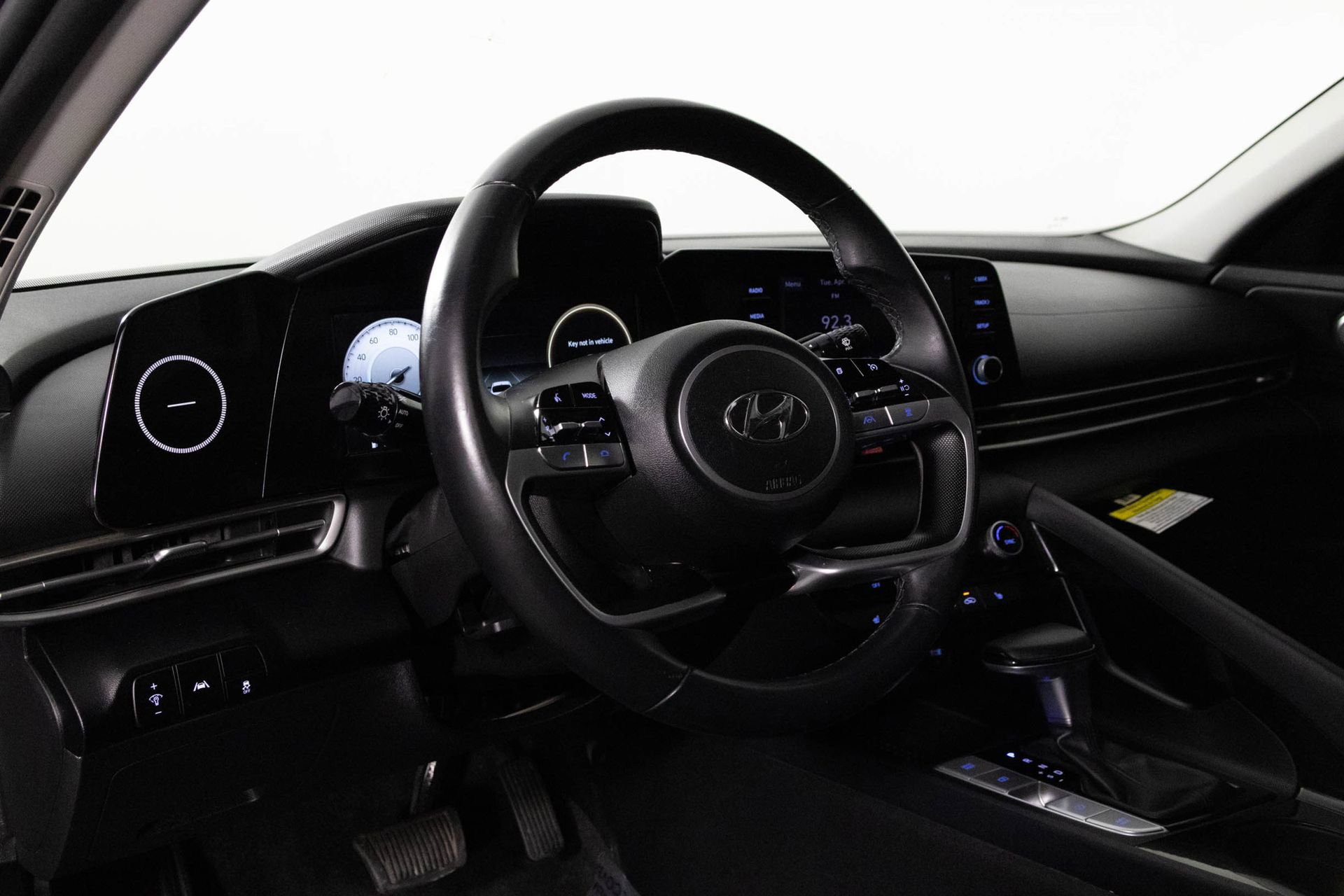 Used 2022 Hyundai Elantra SEL w/ Convenience + Premium Package FWD image 4