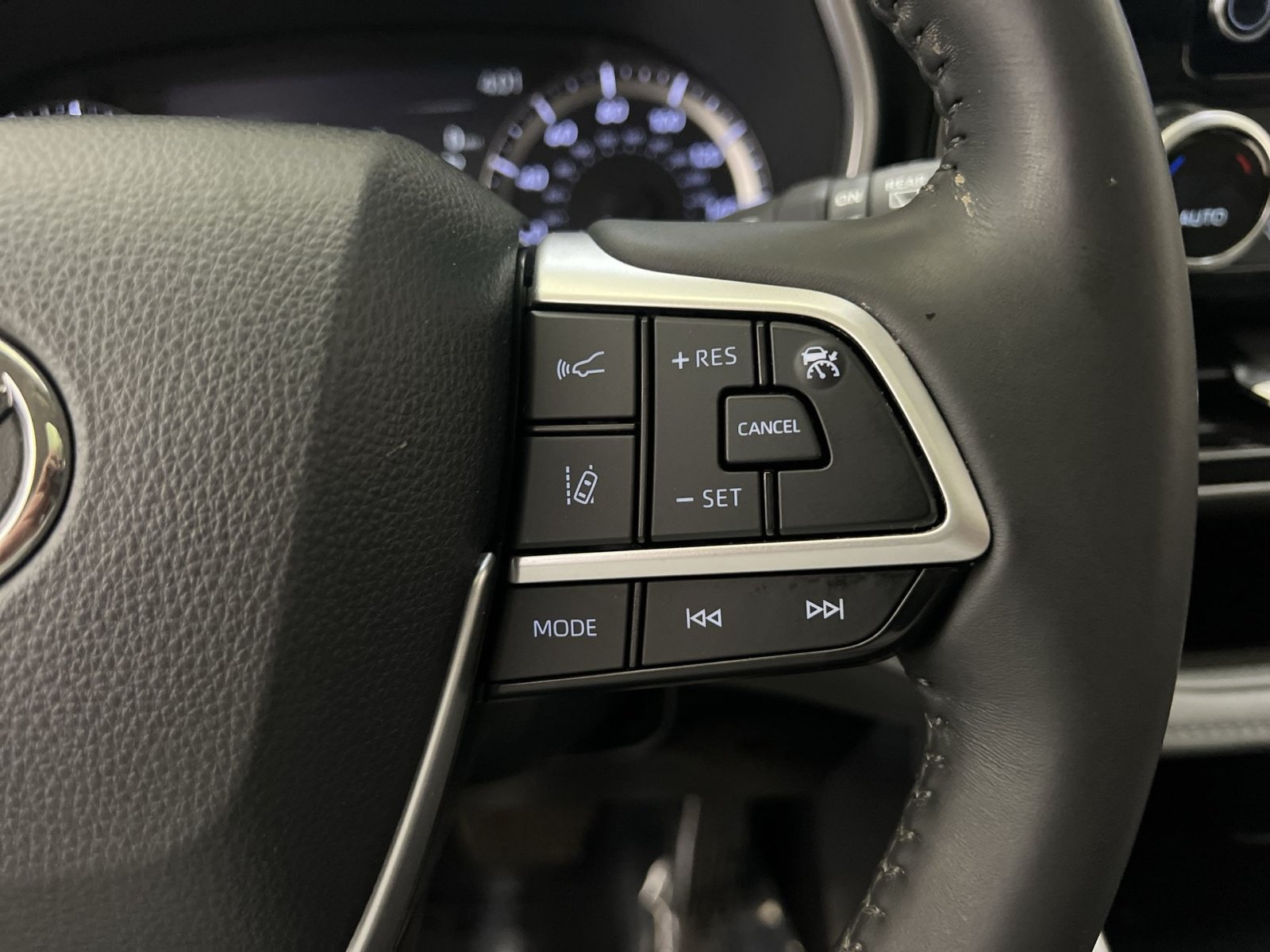 Used 2024 Toyota Highlander XLE AWD/4WD image 34