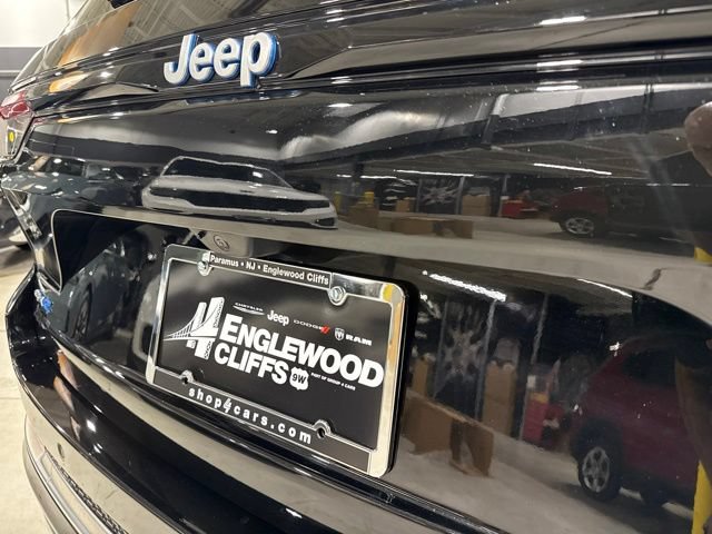 Used 2023 Jeep Grand Cherokee Summit AWD/4WD image 17