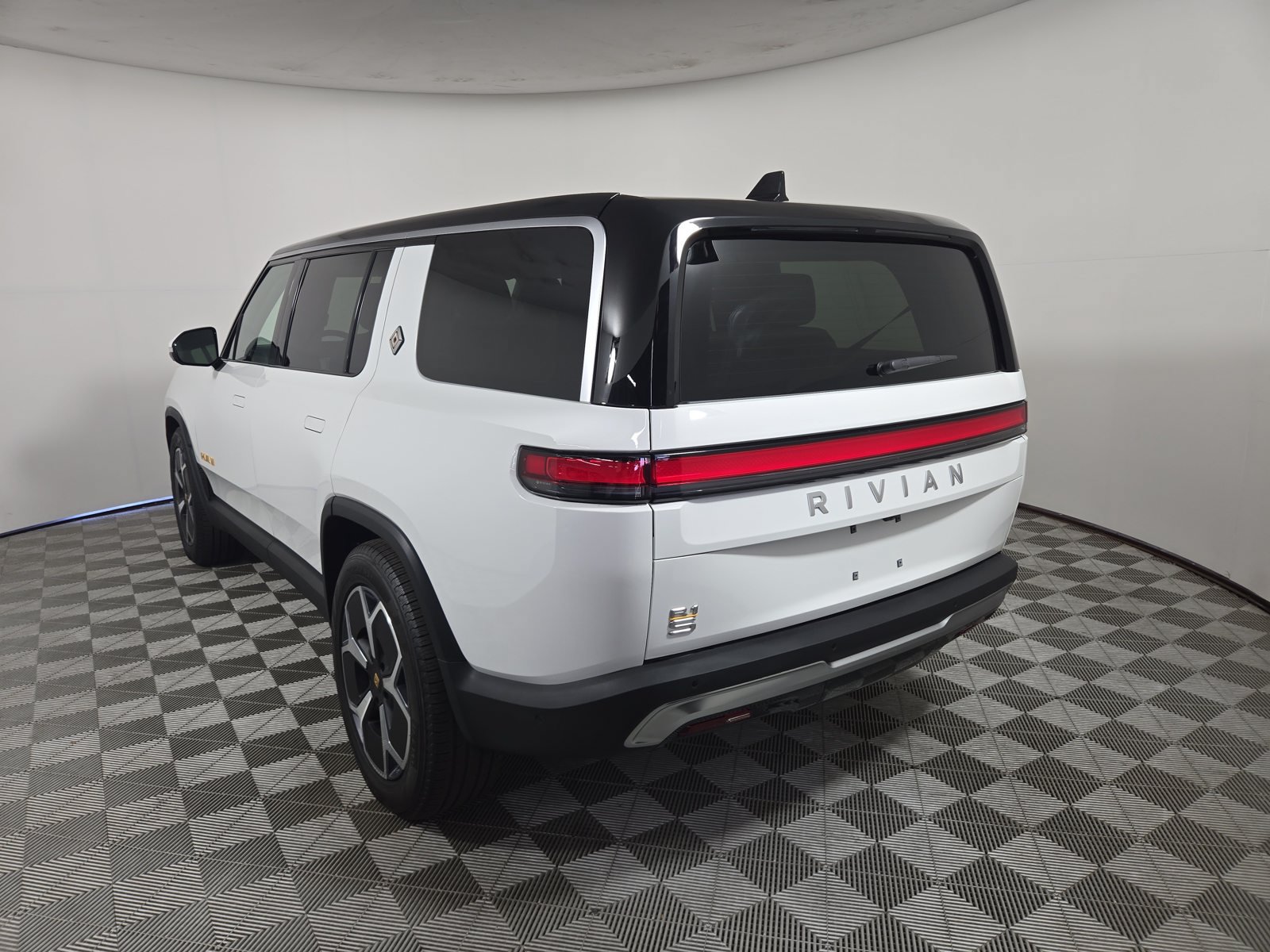 Used 2024 Rivian R1S Adventure Quad AWD/4WD image 3