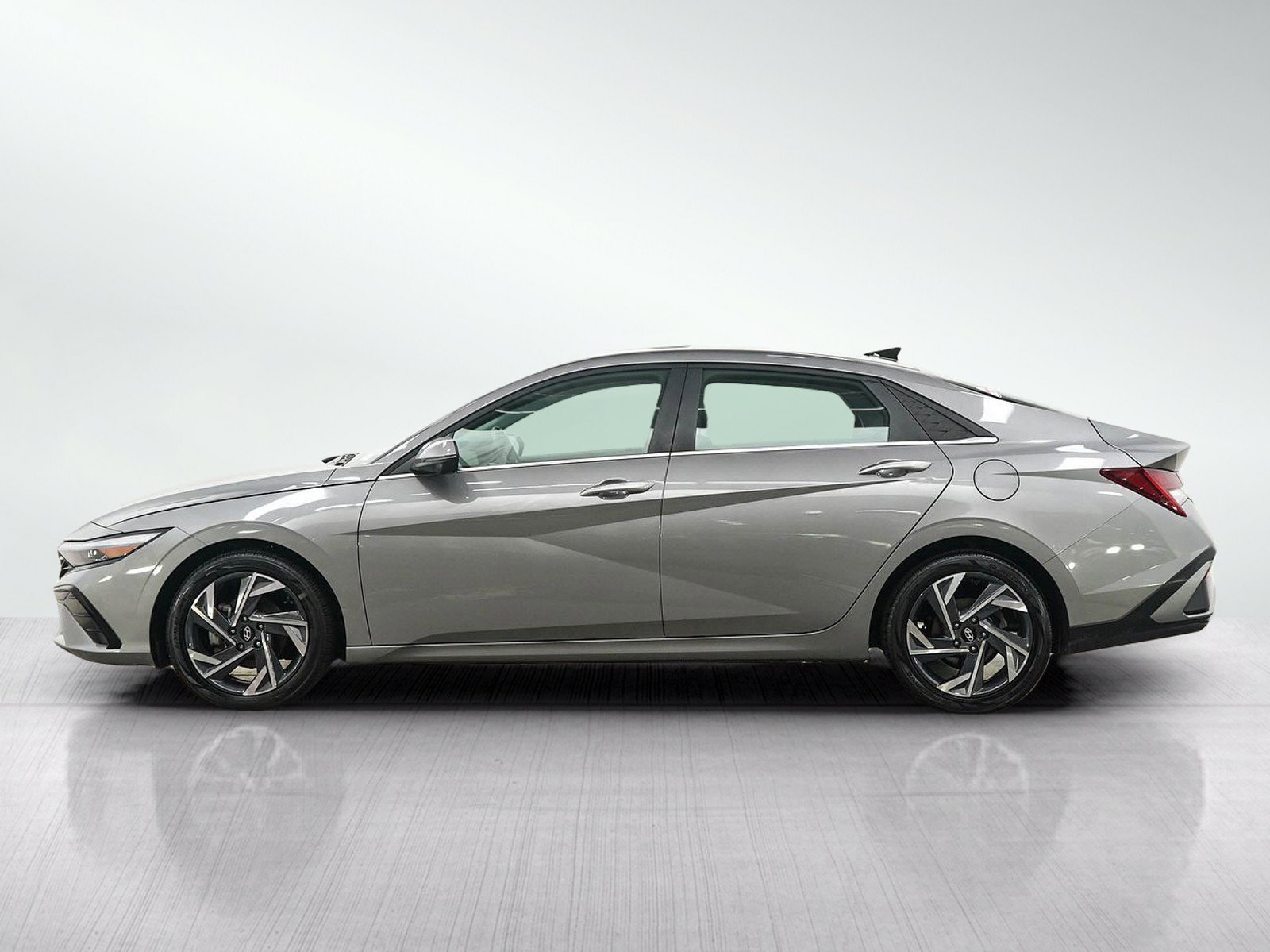 Used 2024 Hyundai Elantra Limited FWD image 2