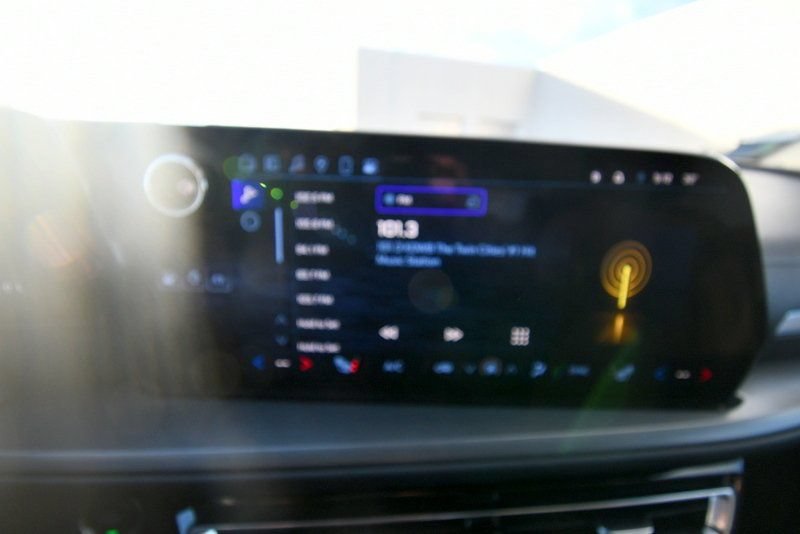 Used 2025 Chevrolet Traverse LT AWD/4WD image 23