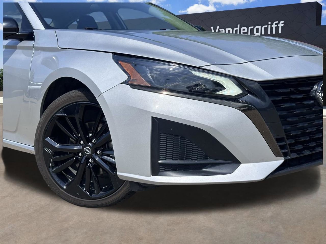 Used 2023 Nissan Altima 2.5 SR image 2