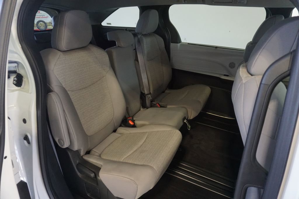 Used 2025 Toyota Sienna LE image 22