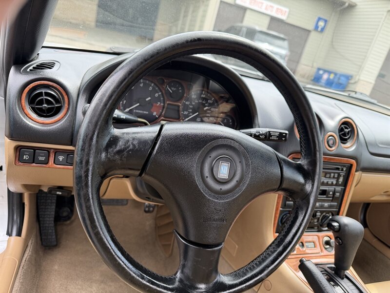 Used 2000 MAZDA MX-5 Miata RWD image 16