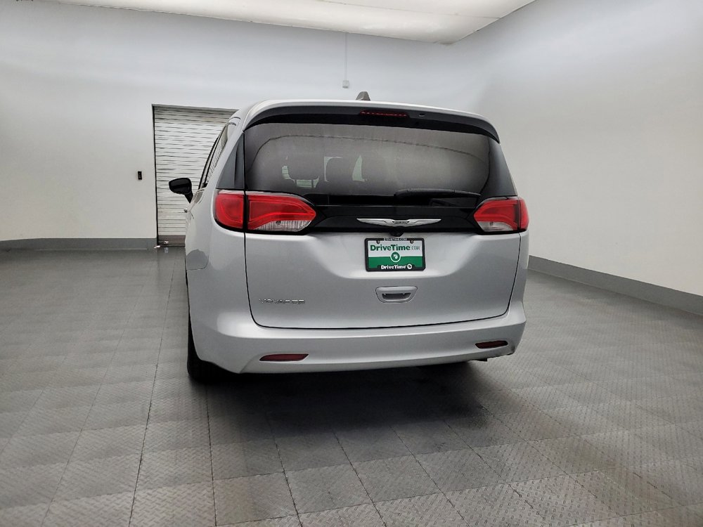Used 2022 Chrysler Voyager LX image 6