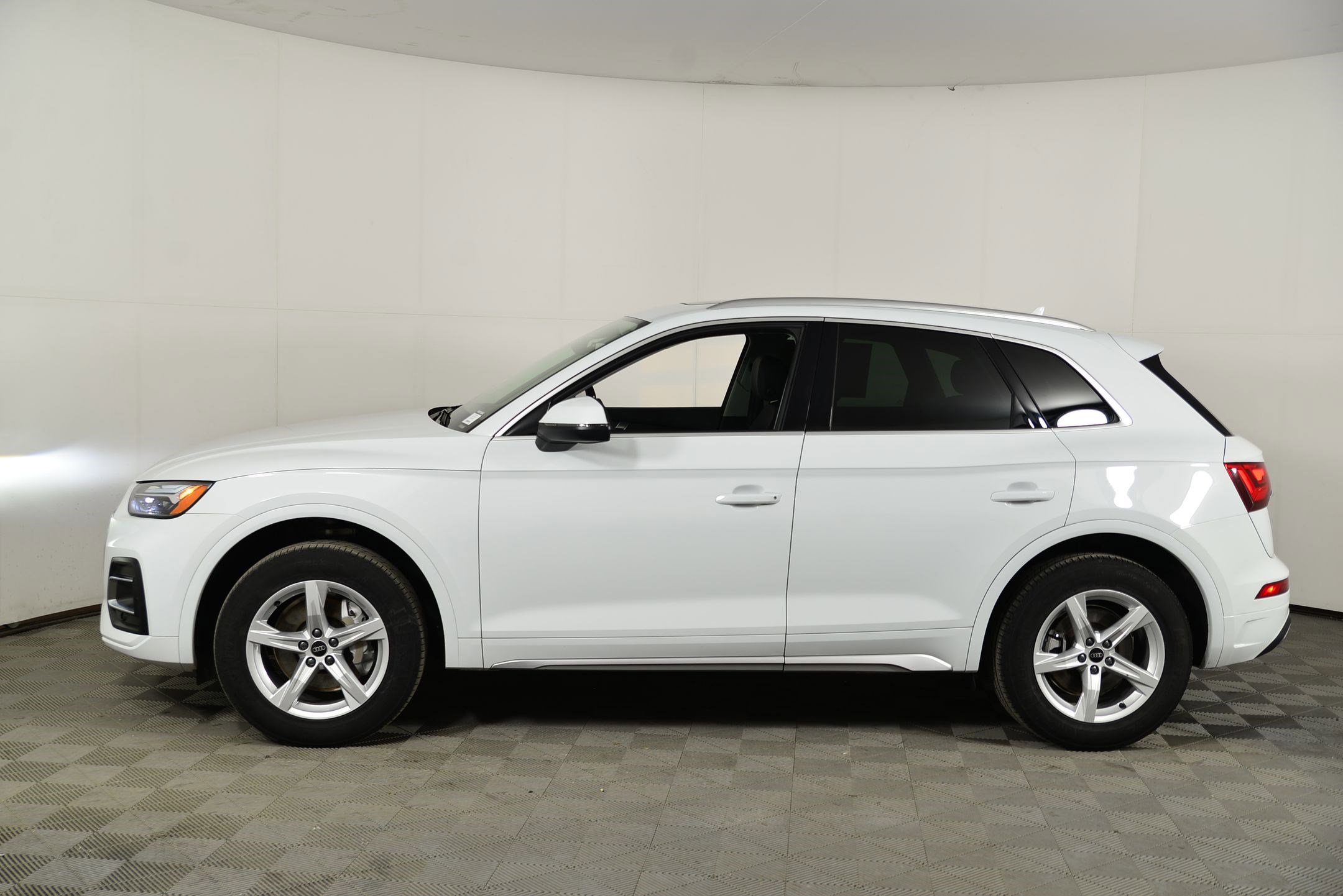 Certified 2023 Audi Q5 2.0T Premium w/ Convenience Package image 2