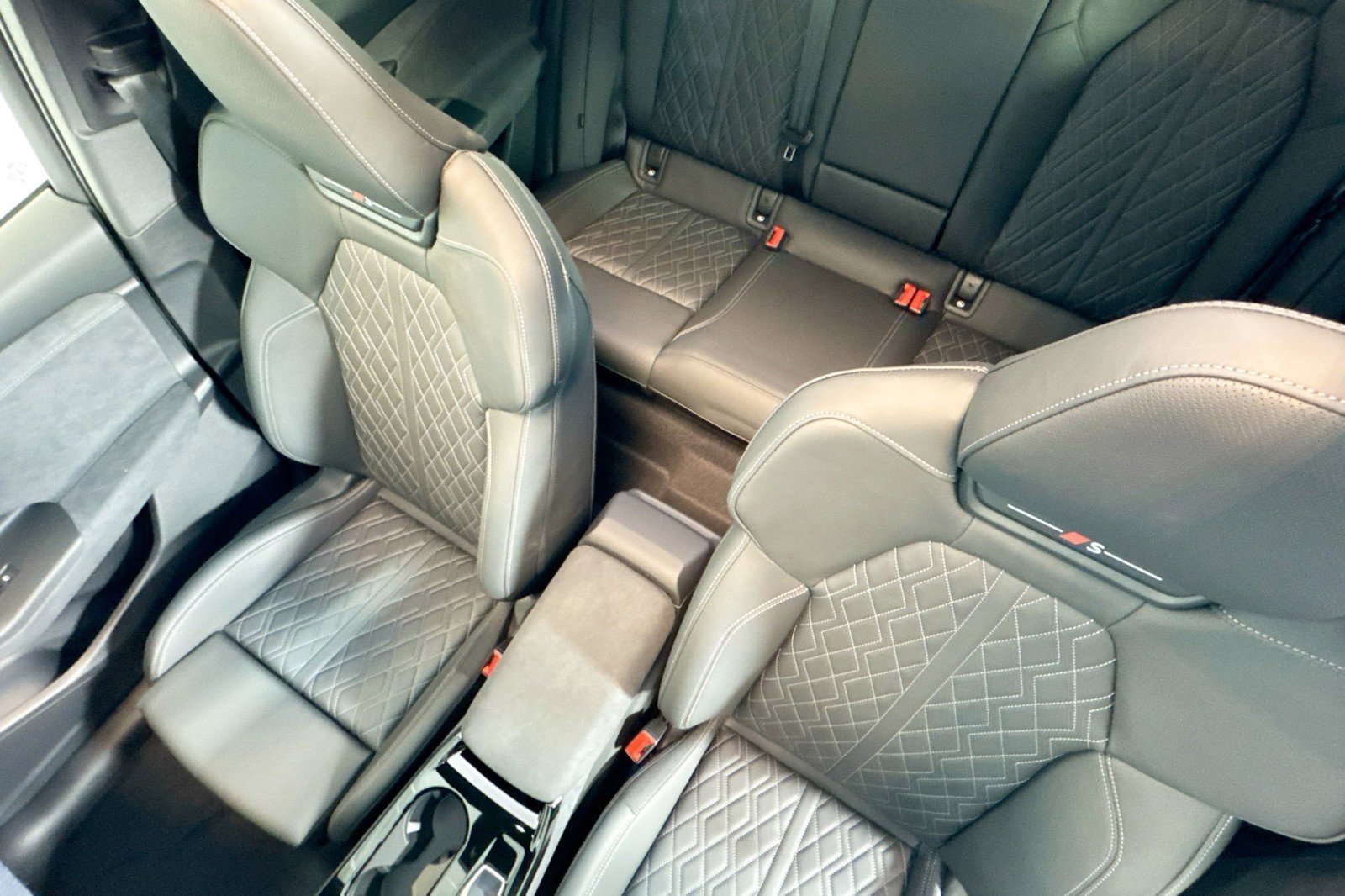 New 2025 Audi SQ6 e-tron Prestige AWD/4WD image 18