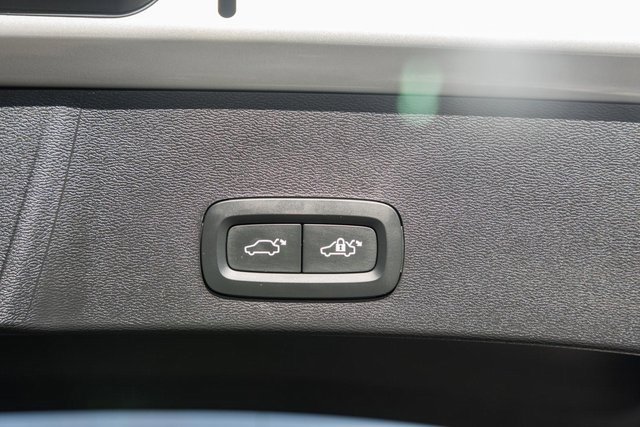 Certified 2025 Volvo XC40 B5 Plus image 10