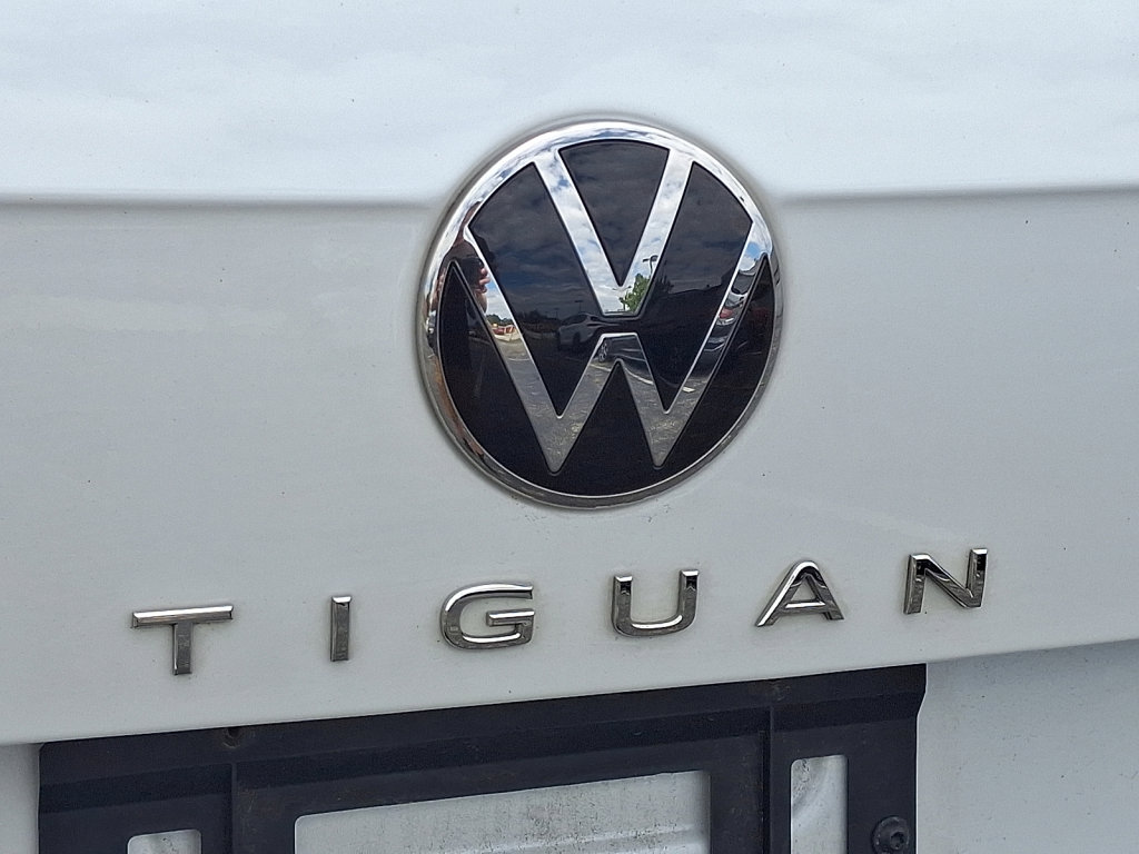 Used 2022 Volkswagen Tiguan SE R-Line image 16