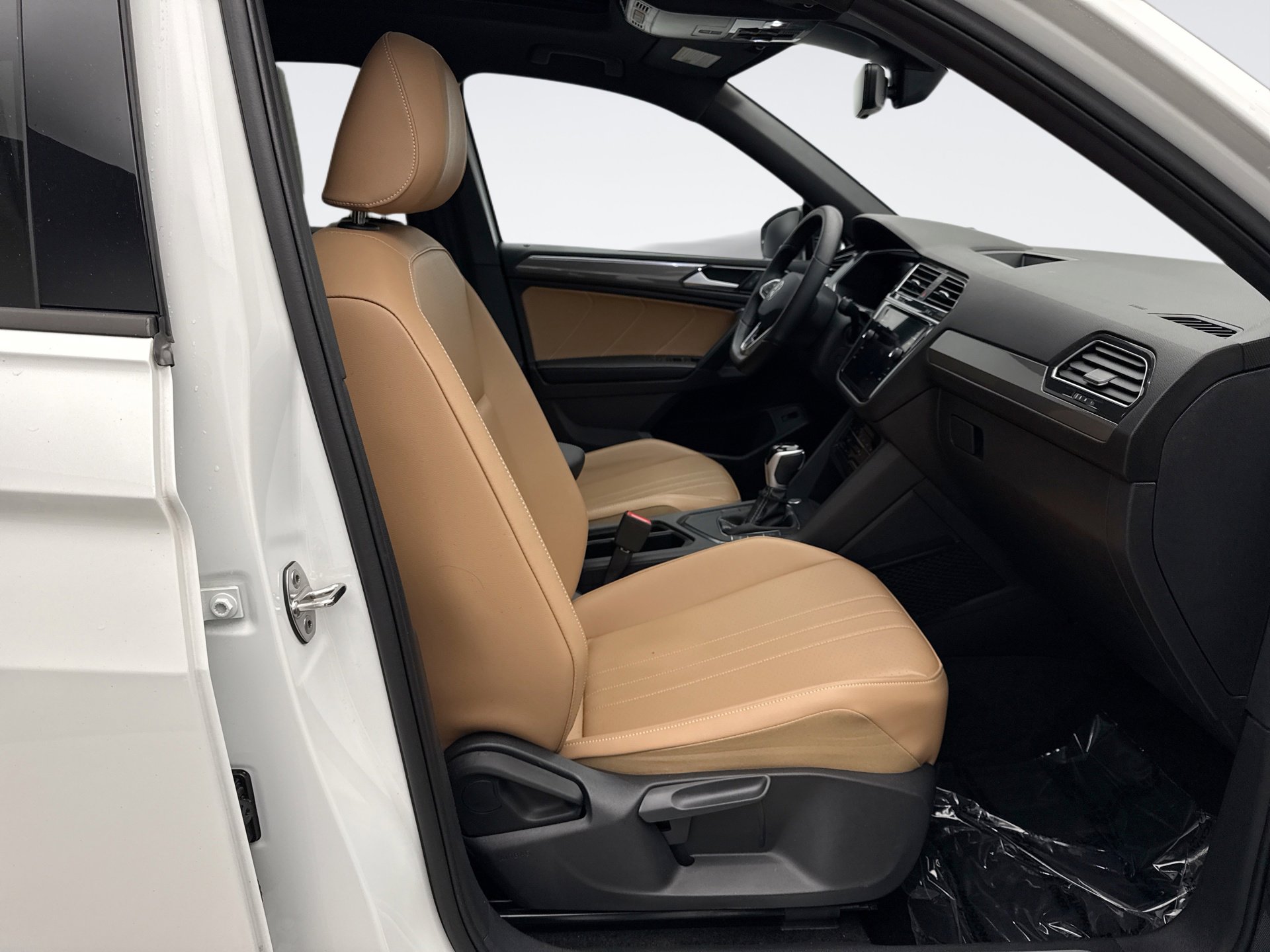 Used 2024 Volkswagen Tiguan SE R-Line image 17