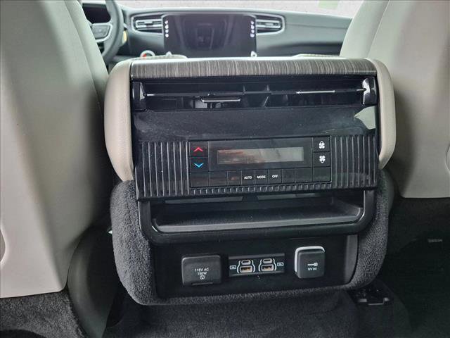 Used 2024 Jeep Wagoneer L Series II RWD image 16