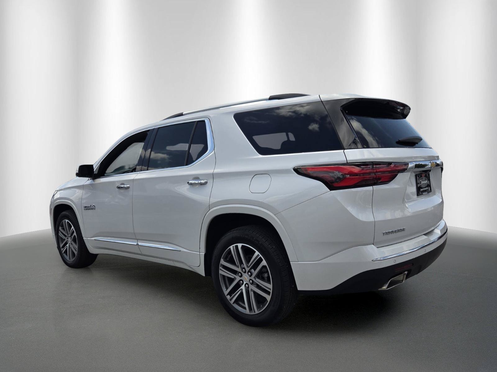 Used 2023 Chevrolet Traverse High Country w/ LPO, Floor Liner Package FWD image 5