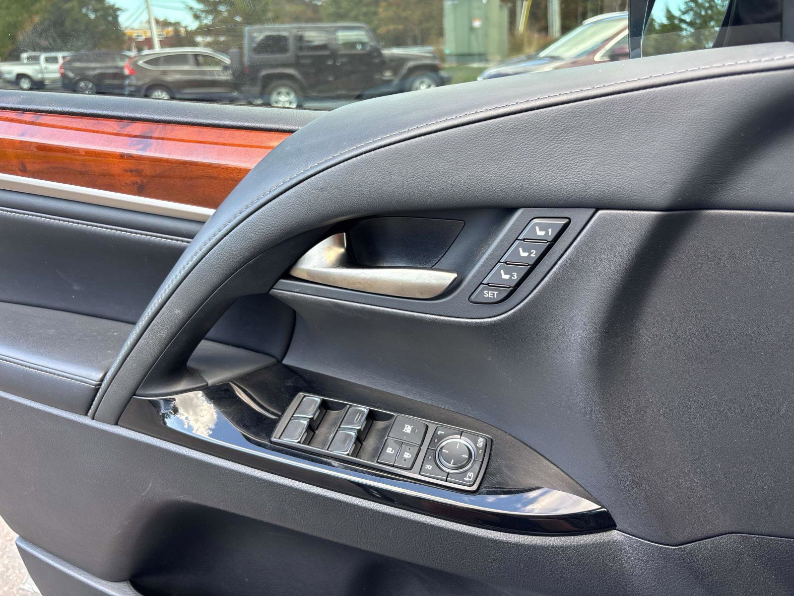 Used 2021 Lexus LX 570 4WD w/ Luxury Package image 20
