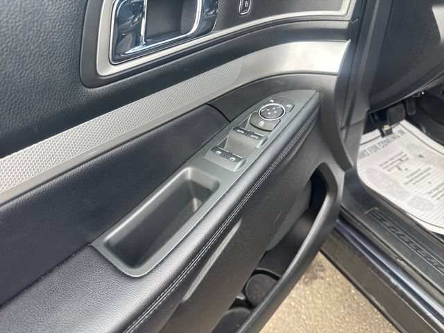 Used 2017 Ford Explorer XLT AWD/4WD image 11