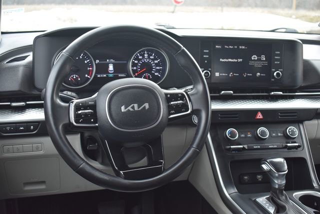 Used 2024 Kia Carnival LX image 16