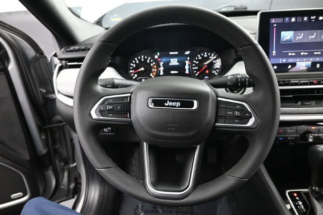 Used 2023 Jeep Compass Latitude w/ Sun and Sound Group AWD/4WD image 16