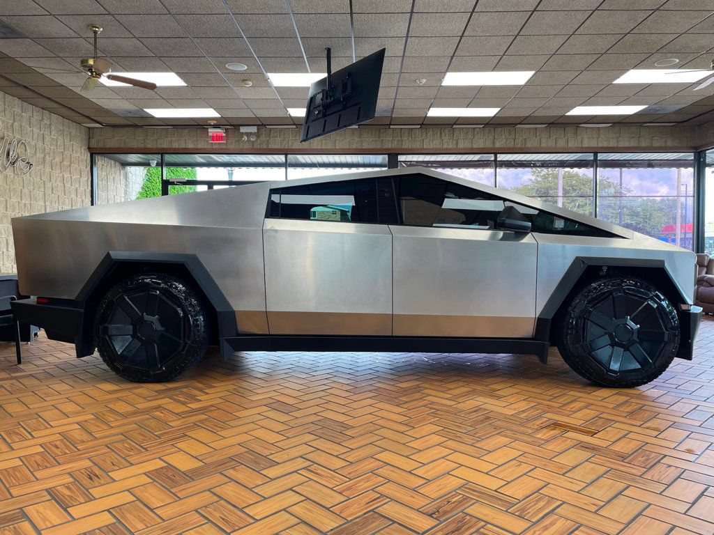 Used 2024 Tesla Cybertruck AWD Crew Cab image 7