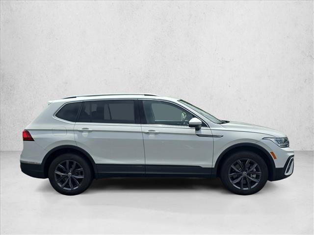 Certified 2023 Volkswagen Tiguan SE w/ Panoramic Sunroof Package FWD image 4